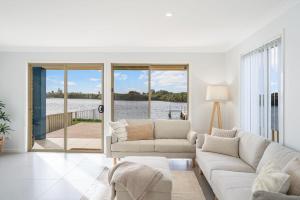 Swansea Lake Front Retreat with private jetty