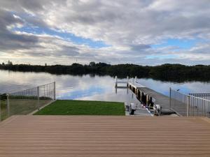 Swansea Lake Front Retreat - Swansea的四星级酒店