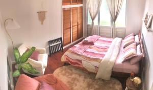 BEACH Boho 70s Entire Home WALK Cafe & Beach