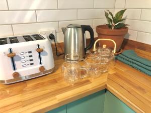 BEACH Boho 70s Entire Home WALK Cafe & Beach