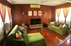 BEACH Boho 70s Entire Home WALK Cafe & Beach