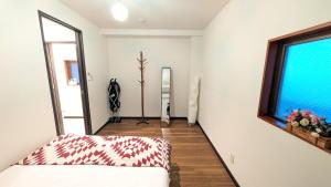 2min walk from the station Convenient for sightseeing in Tokyo Direct access to Shinjuku and Akihabara! Use of the Toei Shinjuku Line, 3-story house for rent