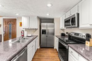 Cabin Stay for 16 Close to Pkwy with Deck & Hot Tub