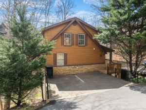 Cabin Stay for 16 Close to Pkwy with Deck & Hot Tub