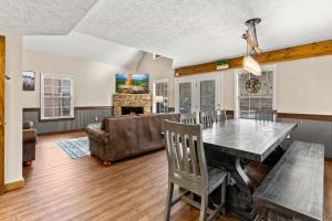 Cabin Stay for 16 Close to Pkwy with Deck & Hot Tub