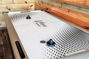 Modern Cabin with Pool Hot Tub Games & More