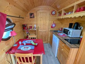 Maisons de vacances Sejour insolite en bord de Saone a Mantoche - FR-1-583-390 : photos des chambres