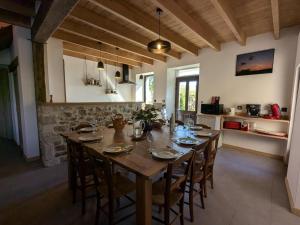 Maisons de vacances Gite pour 11 pers. avec piscine, jardin clos et animaux admis - FR-1-653-277 : photos des chambres