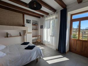 Maisons de vacances Gite pour 11 pers. avec piscine, jardin clos et animaux admis - FR-1-653-277 : photos des chambres