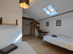 Maisons de vacances Gite pour 11 pers. avec piscine, jardin clos et animaux admis - FR-1-653-277 : photos des chambres