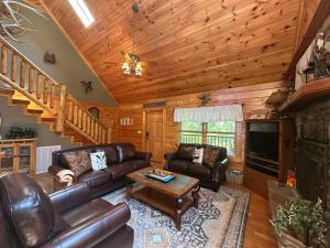 5 BDR for 20 with Hot Tub Pool Table & Lake View