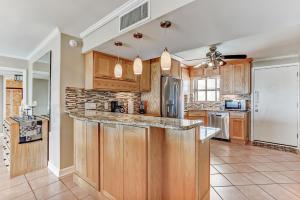 6th Floor Updated and beautiful Oceanfront condo with balcony fishing pier