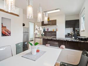 Apartment in Innsbruck near Ambras Castle , cleaning included