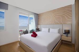 Chic Design & Full Seaview 2BR Karon Condo 16C, near Beach