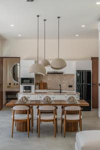 Larente 2 - Modern Chic 2BR, Close to Bingin Beach