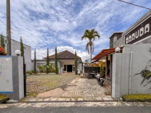 RedDoorz at Penginapan Garuda Batu