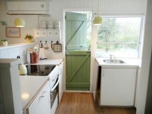 Familiesommerhus Med Hyggelig Have Nær Stranden