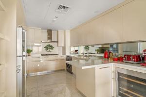 VayK - Stunning 2BR with Sea View & Beach Access