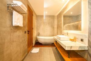 Coastal Haven Fresh 4BR Villa 200m to Canggu