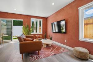 La Tierra House 15 Min to Beach Movie Lounge