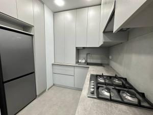 Новий комплекс з басейном та видом на Дніпро