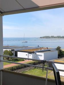 Appartement-am-Meer-Ostsee-Insel-Fehmarn-Ferienwohnung-am-Strand-Meerblick-Balkon-2-4-Pers