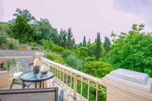 Gaia Escape, Sinarades