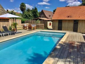 Le séchoir à tabac et sa piscine Les temps des sources