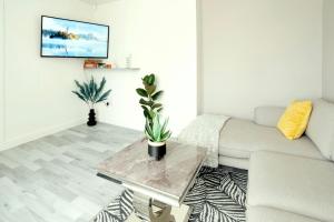 Stunning Lux 3 Bedroom home Priv Parking in Birmingham