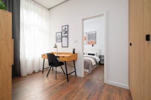 Urban Nest Rustic & Golden Superior Apartment by BookingHost