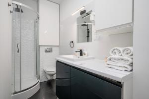 Urban Nest Rustic & Golden Superior Apartment by BookingHost