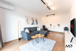 MoHost Dany - Cozy High-Rise Getaway with Balcony