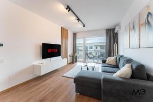 MoHost Dany - Cozy High-Rise Getaway with Balcony