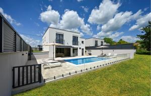 Beautiful Home In Maglenca With Sauna