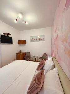 Guest House Štorija, Vis Center, 1 min from Ferry