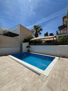 Alquibla relax y armonía con piscina junto a restaurantes y supermercados