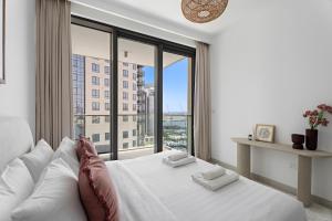 Vayk - Bright & Elegant 2BR Apartment with Creek Views