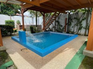 Villas Ela en Bahía Ballena Uvita hermosas habitaciones privadas grandes, cerca de playa con piscina,cocina,jacuzzi,aire acondicionado,tv, baño privado,parqueo gratis y terraza