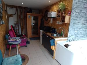 Maisons de vacances Gite Sauna Balneo Lachez Prise Meuble de tourisme classe 3 etoiles VERTON : photos des chambres