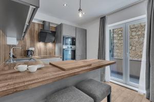 Family Apartment Violet Makarska , City Centar Located