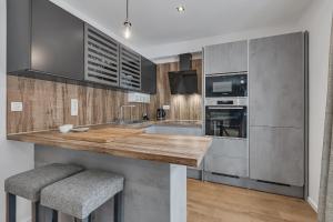 Family Apartment Violet Makarska , City Centar Located