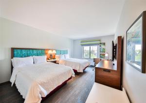 Room with Two Queen Beds - Non-Smoking room in Hampton Inn & Suites by Hilton Seattle/Kent