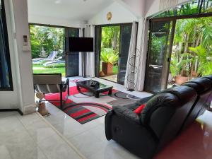 Bjou, Cosy Tropical Villa