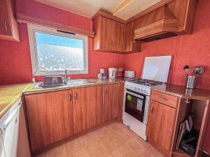 Spacious Caravan For Hire With Decking By The Beach In Suffolk Ref 40094Nd
