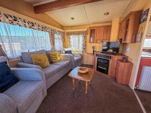 Spacious Caravan For Hire With Decking By The Beach In Suffolk Ref 40094Nd