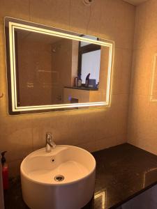 Rosho homes Balcony with valley view