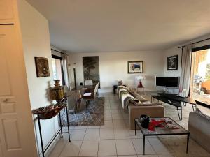 Appartements Apartment Loubet- 2 Bedroom flat with views : photos des chambres
