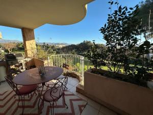 Appartements Apartment Loubet- 2 Bedroom flat with views : photos des chambres