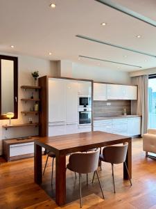 Panoramic Views - Luxury Downtown Home