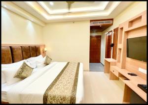 HOTEL MANTVYA PALACE Near Kashi vishwanath Temple - Restaurant & Parking Facilities - Fully Air Conditioning Suite Rooms - Best Hotel In Varanasi